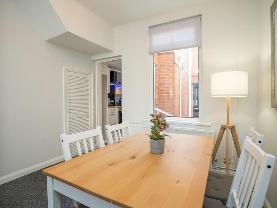 Cozy Townhouse, Walking Distance To Belfast City Exterior foto