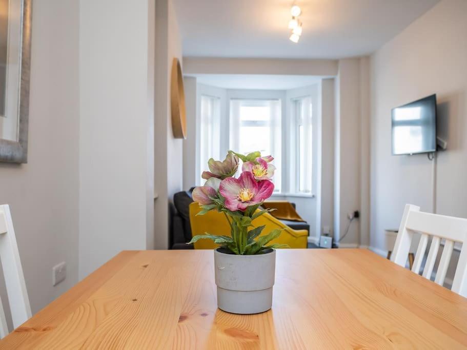 Cozy Townhouse, Walking Distance To Belfast City Exterior foto